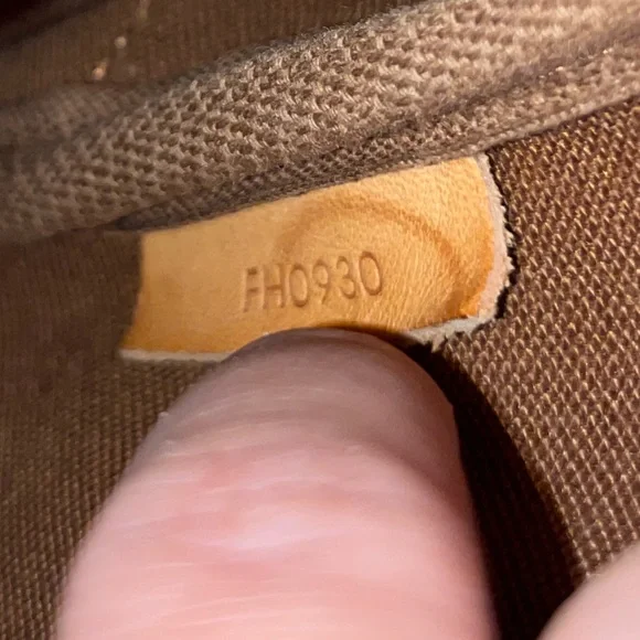 Louis Vuitton Saumur 30 in Monogram - Picture 9 of 15